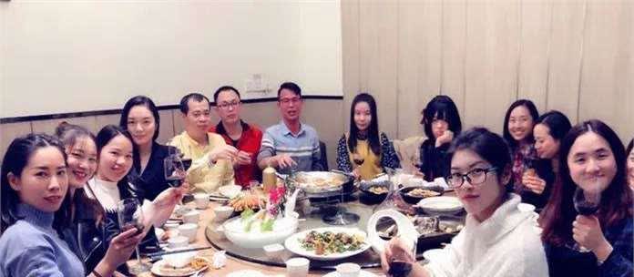 同学聚会时，一个女同学不停地炫耀她男友有多有钱。旁边一个富二代实在听不下去了，直