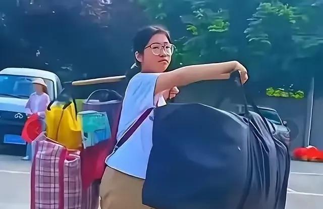 扁担女孩刘燕，高考成绩是总分573分，超过本科线47分！
扁担女孩刘燕是广西桂林