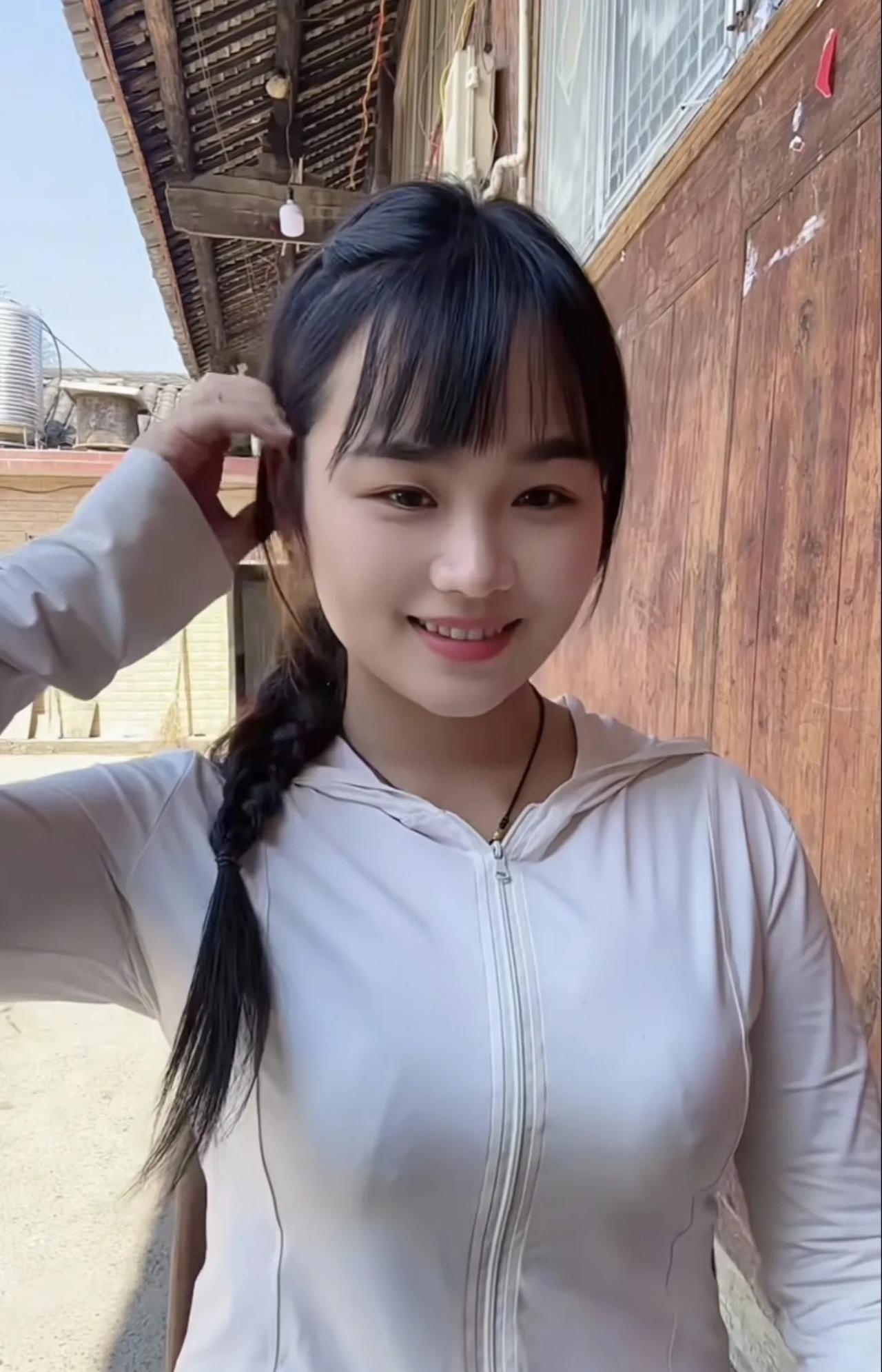 我发现像我这种奇葩女人真的很少了。
不逛街，不烫发，不美甲，购物拼多多，买菜淘菜