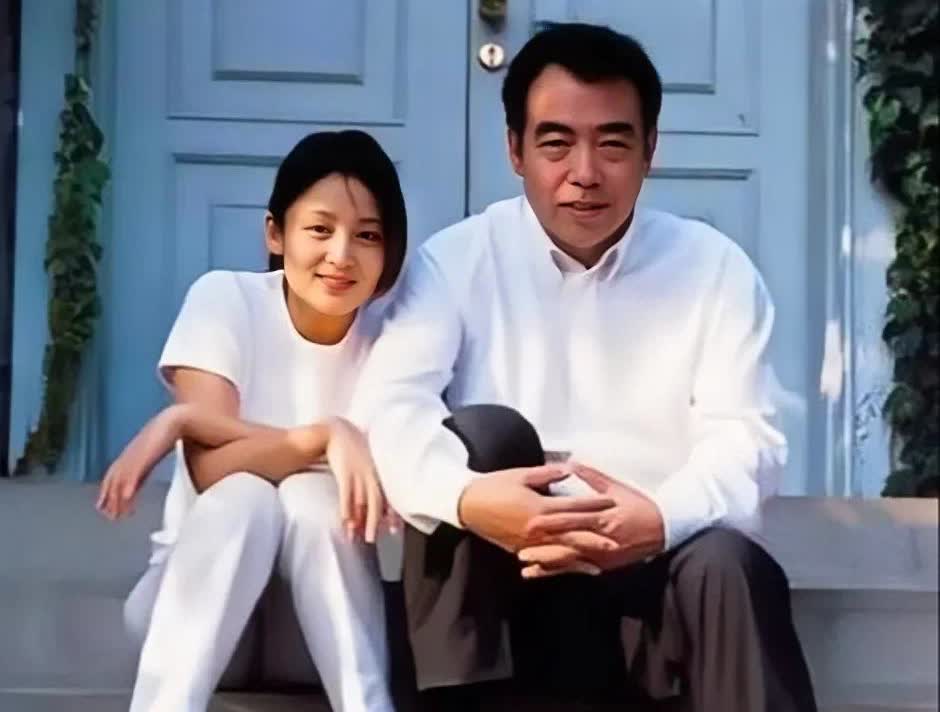 这张照片展现出了陈凯歌与女友陈红1994年坐在石阶上的情景，那时候陈凯歌42岁，