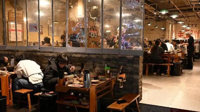 寒意袭来，成都的火锅与茶馆却更热了