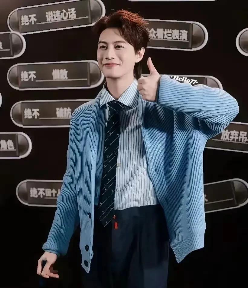 柯淳 何健麒《无限超越班》:何健麒穿蓝色开衫，亲民路线！
        柯淳大