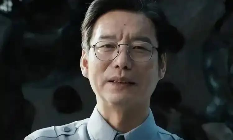 他曾多次与大导合作，跟张艺谋拍片未掀波澜，搭档吴京也未走红，在演艺圈长期不温不火