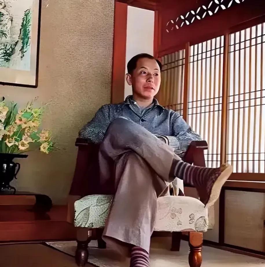 这张珍贵的老照片展现出了张学良将军当年被幽禁在台湾时的情景，这并非演员，而是货真