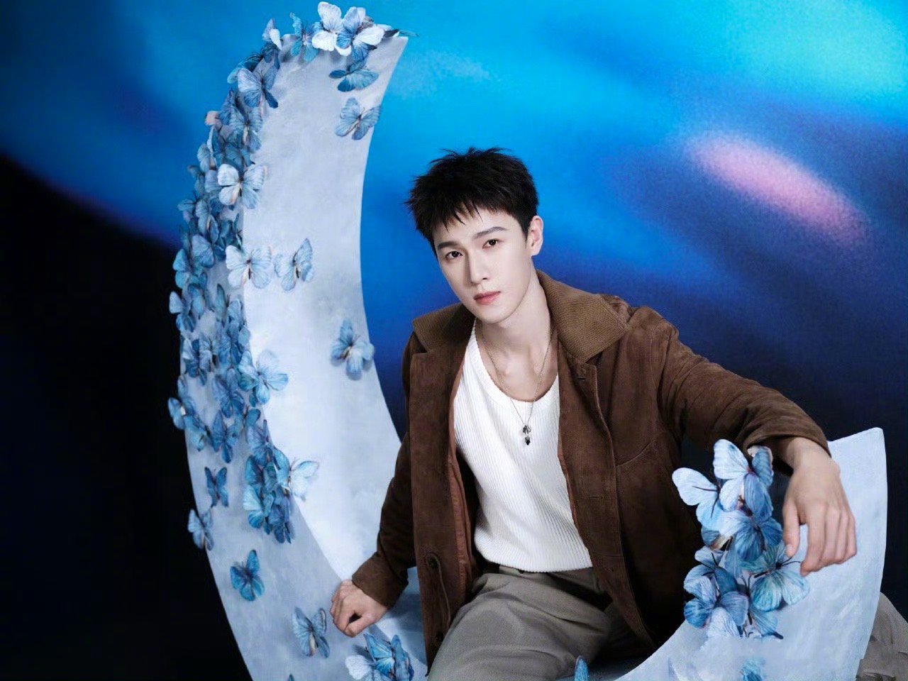 李昀锐五官细节美到失语！高清写真下颌线拉满，评论区炸锅：这属于犯规级别了！