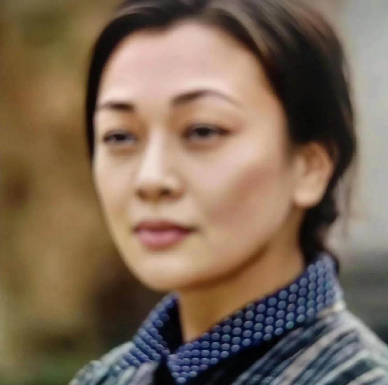 《暗潮缉凶》
剧中的她，太让人共情了，为了儿子小海，居然忍住失去女儿小舟的悲痛。