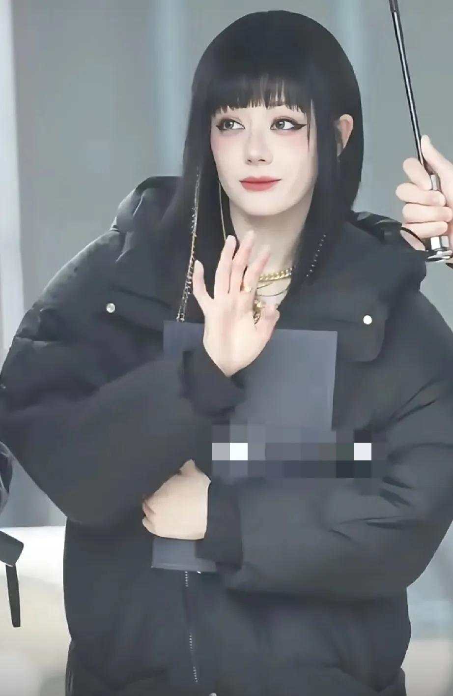 迪丽热巴不愧是红毯女神，综艺之星，这妆容也太漂亮了吧？她完全不挑妆容的，各种千奇