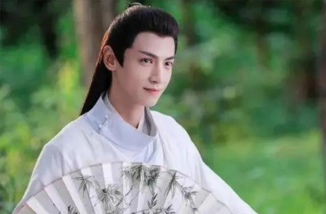 大唐首位“软饭男”
他曾与上官婉儿共赴云雨，
还和太平公主关系暧昧，
出任三朝宰