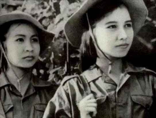 1979年，黄干宗被两个越南女兵抓走，他已经做好赴死的准备，谁知她们却说：“我们