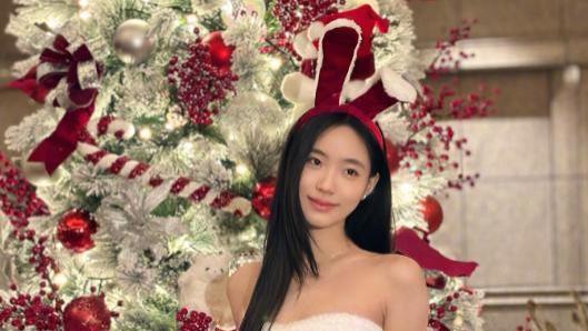 翩然归京！大 S 女儿长发如瀑，棒球帽下藏时尚锋芒，母女同框似镜像复刻