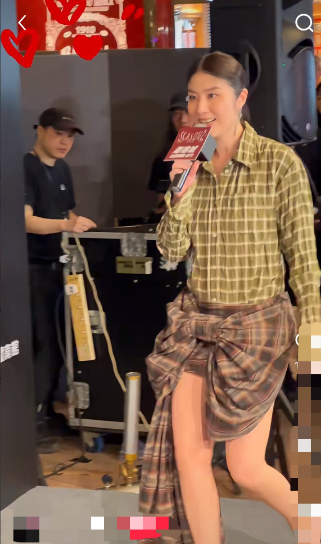 她长得和其它香港明星不一样，有些像北方人。
她和 苏慧伦 是真的非常非常非常自然
