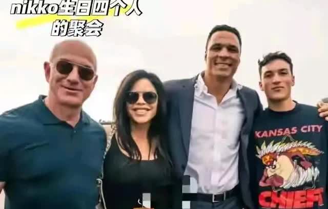 桑切斯是怎么做到的，她站中间，前任现任和她亲密地靠在一起，颇有左拥右抱的既视感。