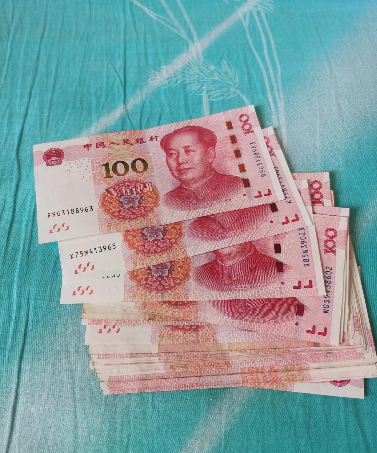 有个同事特别爱笑话别人。我上班的时候，在那闲聊，我说，我要准备上现金。地震的时候