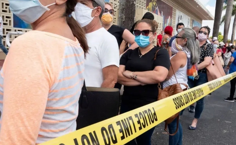 看美国排队领救济食品的视频，发现了一个很难理解的事情，救济站旁边的商店，挂出了1