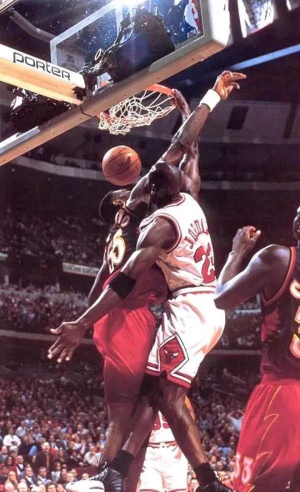 NBA经典垃圾话语录之乔丹vS穆托姆博
新秀的穆大叔不知天高地厚，在乔丹罚球时进