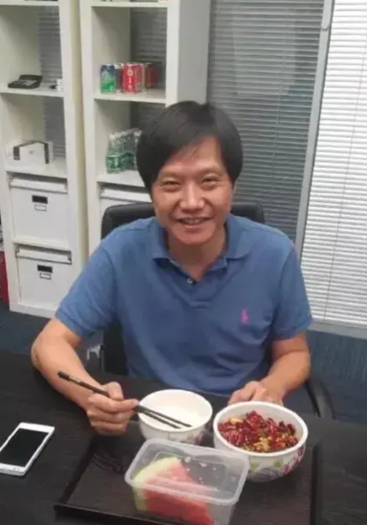 在事业上，雷军和董明珠最大的区别是：
雷军从大学毕业后到现在，雷军本人有多次创业