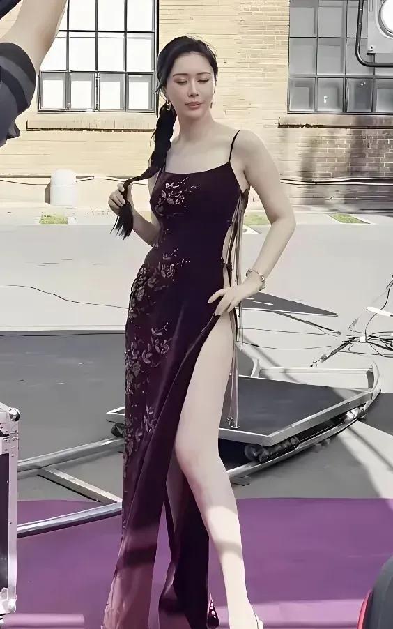 田朴珺身材窈窕，气质优雅，一双迷人的大长腿太美啦！
田朴珺是一位能干的女性，有着