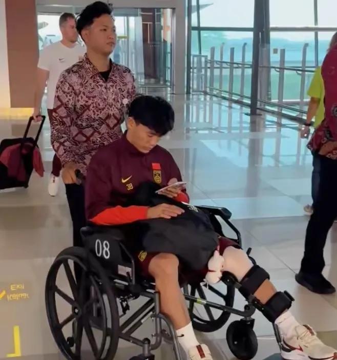 经过两天的思想斗争，慢慢理解国脚们了，尤其是左膝盖两处伤情的胡荷韬。能在场上拼就