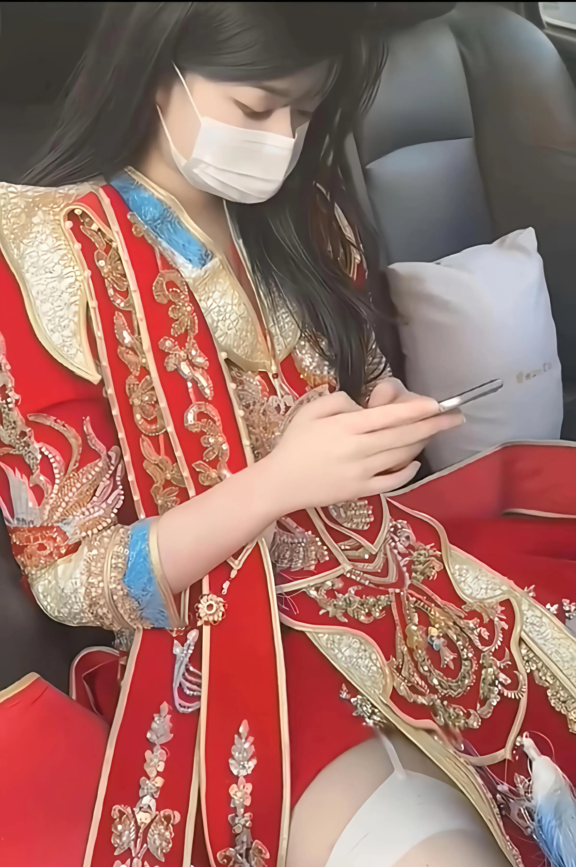 好漂亮的新娘啊

这个美丽的新娘子一定是嫁给了幸福

虽然戴着口罩

