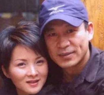 2000年，27岁的谢兰嫁给大自己11岁的师小红，两人约定丁克。



这对璧人