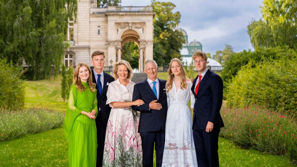 比利时王室晒圣诞卡！伊丽莎白公主穿翠绿色纱裙，皮肤白皙又可人