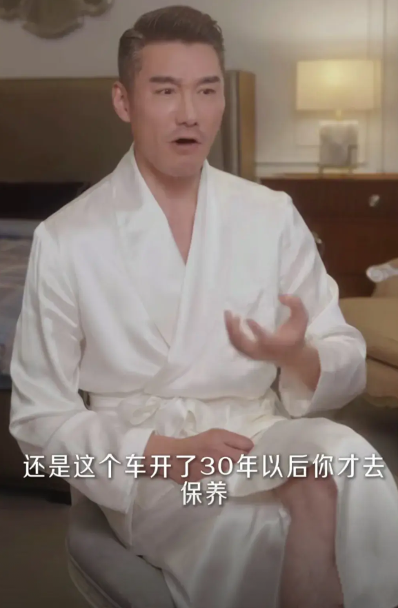 胡兵近日发布的视频中穿睡衣出镜，一件白色丝绸睡衣，显得整个人高大威猛，盘腿坐在小