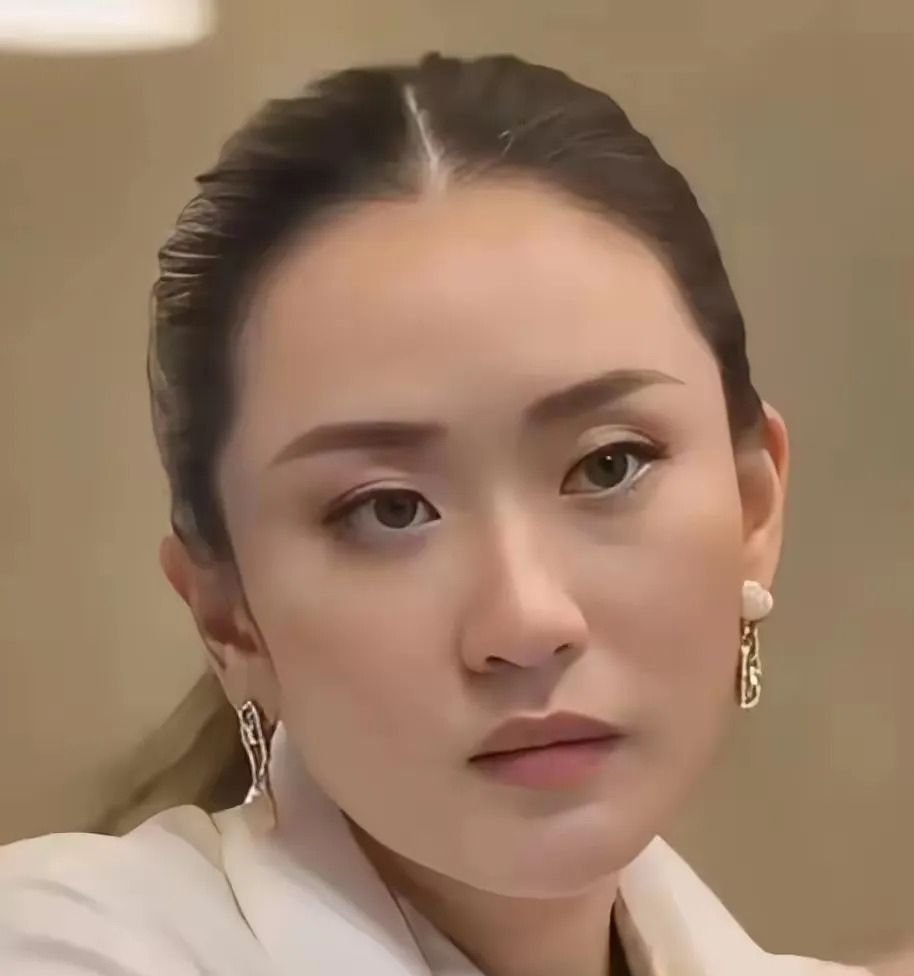 佩通坦翻盘？别逗了，她靠的是家族！











佩通坦要靠老公上位？简