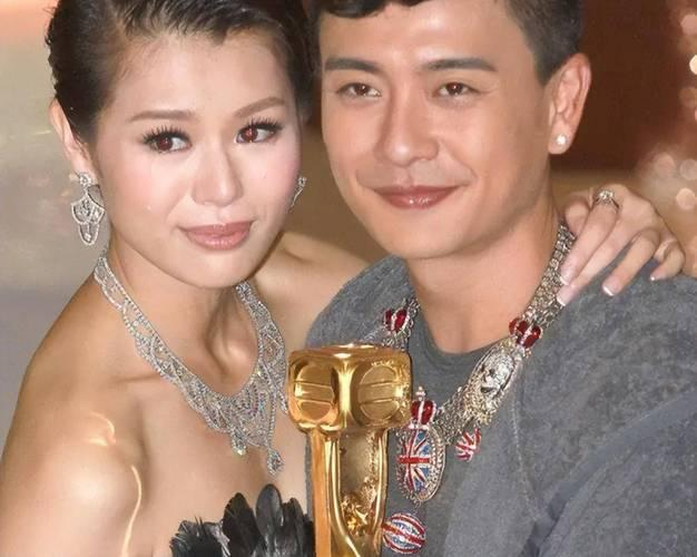 2015年，胡杏儿和黄宗泽同居8年后，带着3000w嫁妆，嫁给李承德。胡杏儿闺蜜