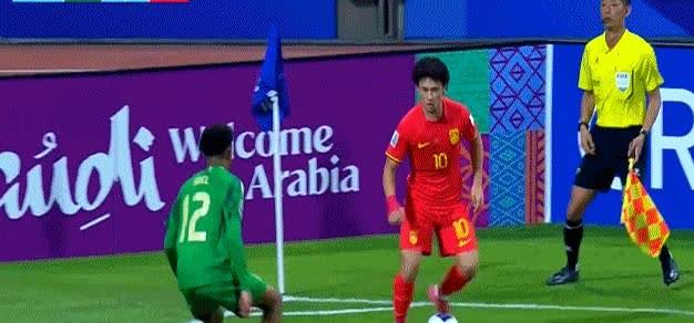 在U17国少队与沙特队的对决中，尽管以0-3憾负东道主，17岁新疆小将艾比布拉·