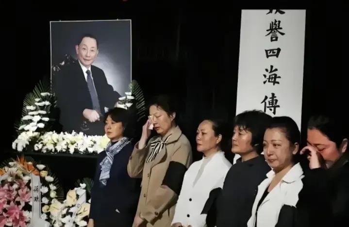 2016年，梅葆玖葬礼上，弟子们在一起，追思，祭拜，泪涟涟，泪流满面，悲痛欲绝！