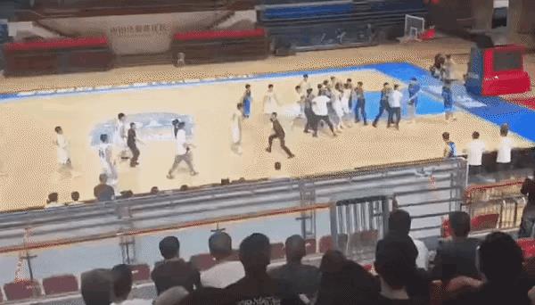 辽篮与山东高速打架这事必须给予重罚，实在是太不像话了，篮球比赛应该拿球说话，而不