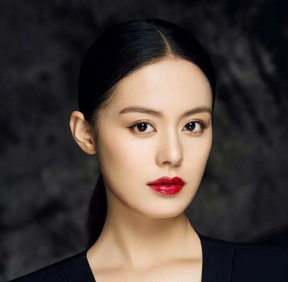 她长得算很漂亮了，演技也不错，演了50部电视剧，搭档很多都是实力派男演员。
《青