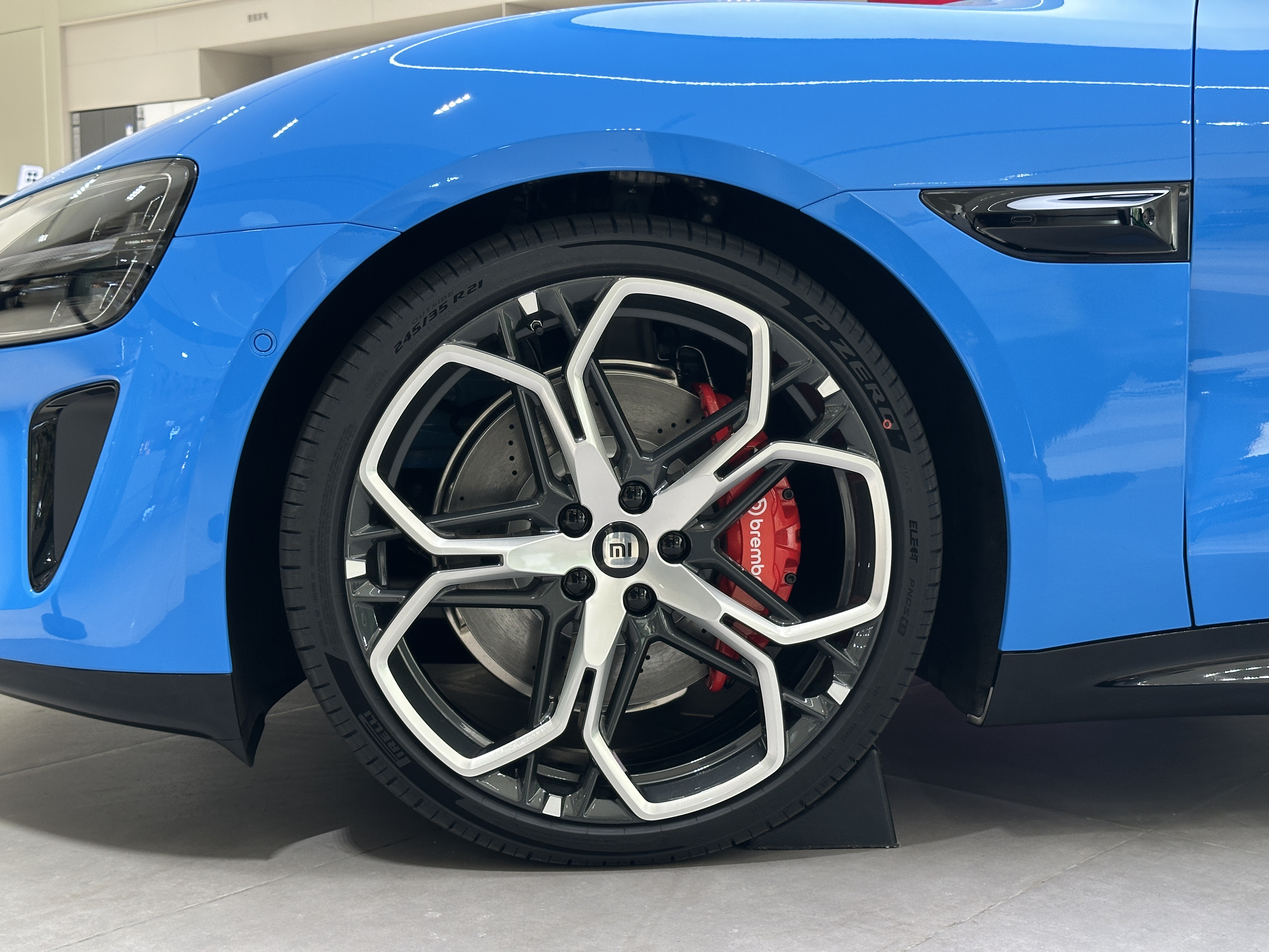  颜值依旧很能打！新一代小米SU7实车到店