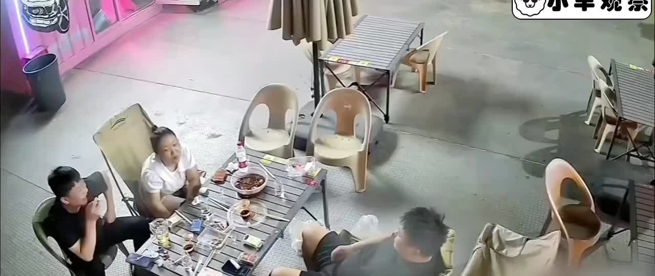 几个男人在外面吃饭，突然窜出个光腚男，居然还那么嚣张，随后出来一女子一把抱住光腚