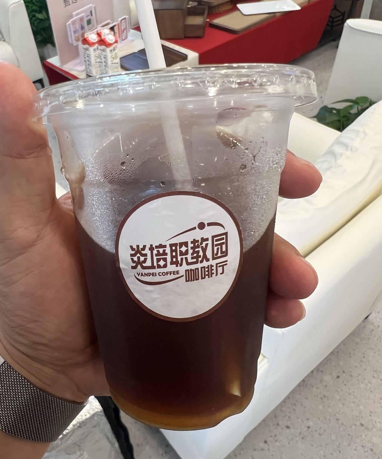 #今日份咖啡# 来学校奶一杯冰美式[呲牙]
