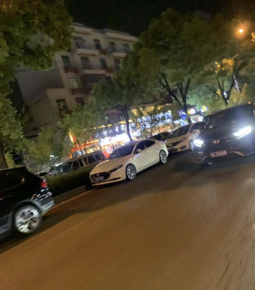 武汉城事！
近日有居民：盘龙城巨龙大道主干道，每天晚上随意停车，无人管理，给路人