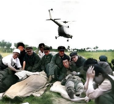 1976年，唐山大地震中，政府派出直升飞机飞往地震区救援伤员。解放军战士扛着铁锹