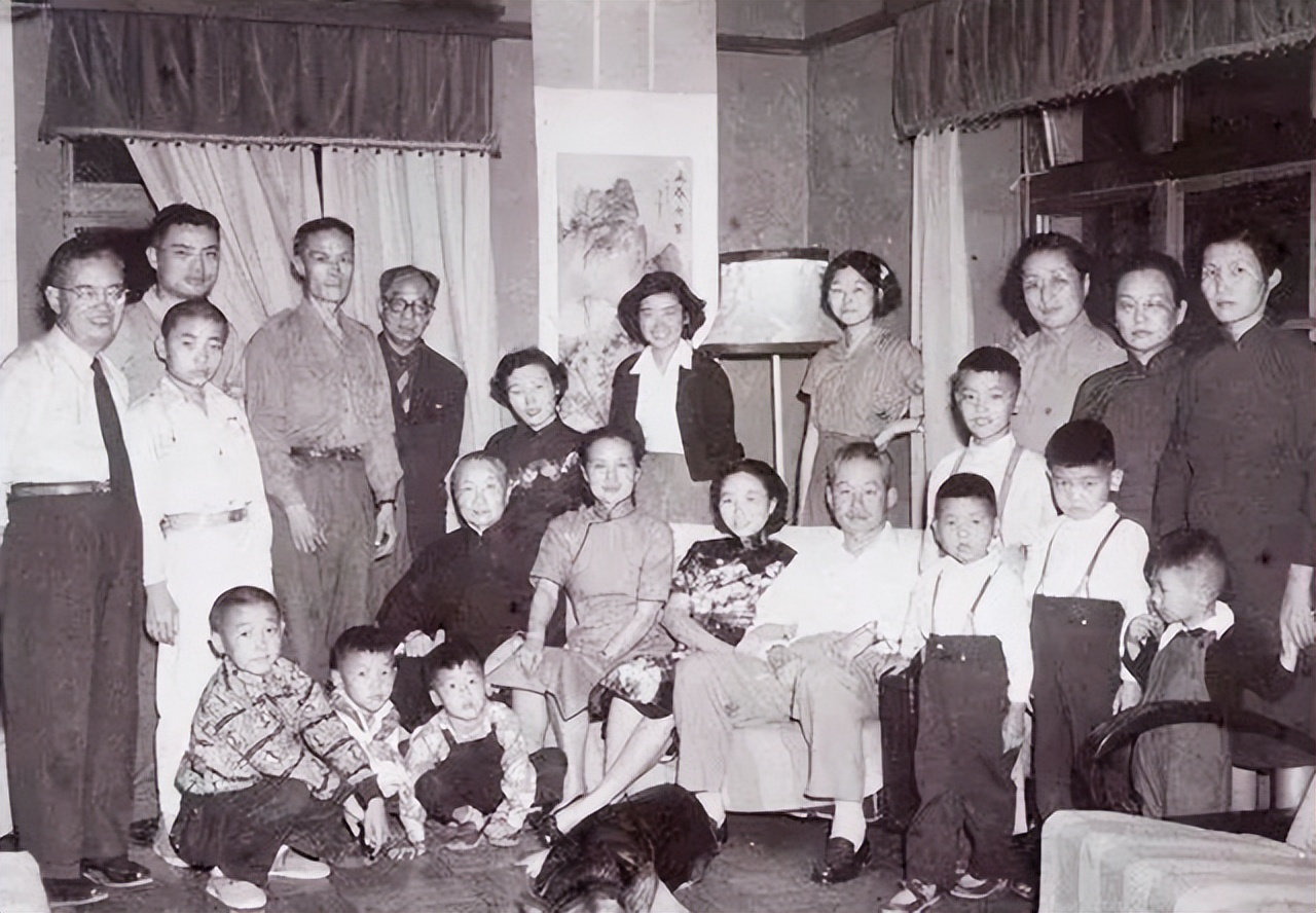 1951年，孙立人褪去衣物钻进被子准备休息，他习惯性地把妻子搂入怀中，突然感觉有