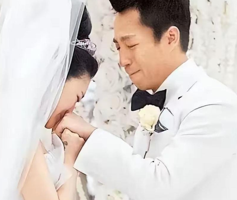 十年前三亚那场“妖风婚礼”，大S头纱缠住汪小菲的脸，哭成熊猫眼还坚持为新郎擦眼泪
