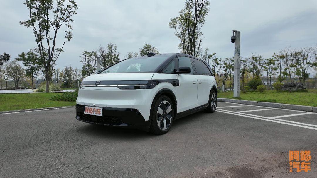 这车设计脑洞太大了，极氪MIX有点意思，为啥却卖不动呢？