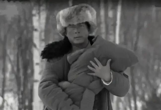 1941年，李兆麟将不满一岁的儿子丢在深山。妻子得知后，闹着要去把孩子找回来，李