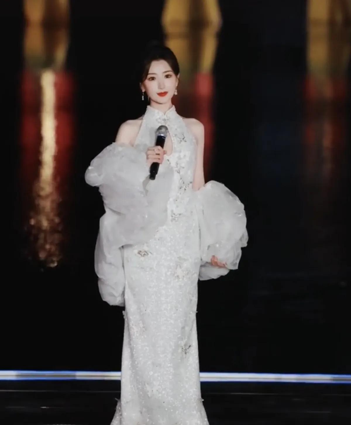优秀靓丽女神独特的气质，舒展的灵魂，如一本耐读的书籍。每一个篇幅都写满精致，字里