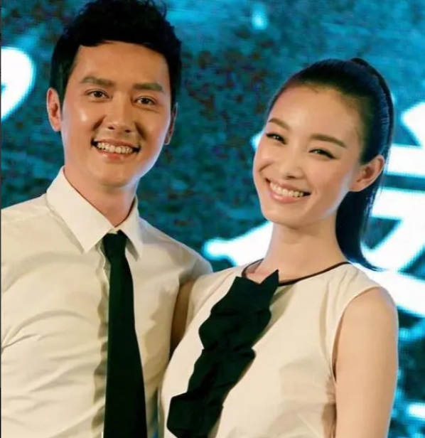 2012年，24岁的倪妮爱上了34岁的冯绍峰，两人同居3年，倪妮努力讨好冯绍峰的