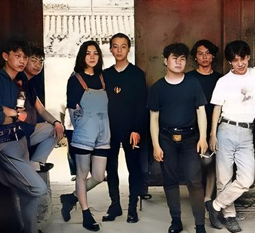 这是1992年王靖文与窦唯以及他的做梦乐队成员在北京四合院的门洞子里。此时，王菲