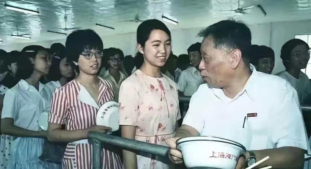 1984年，同济大学校长江景波，拿着两个大瓷碗与学生一起排队打饭。那个时候的官，