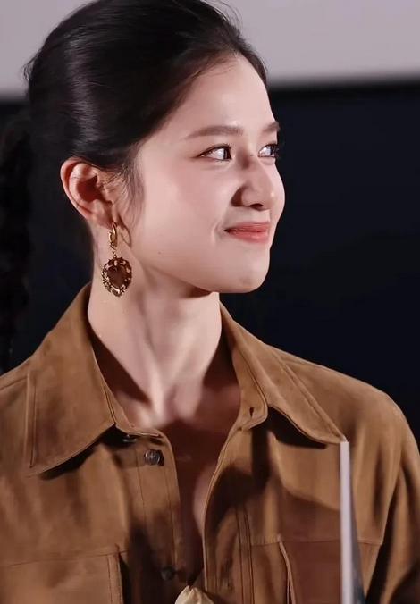 肖战张婧仪剧宣同台，颜值盛宴引粉丝狂欢
近日，由肖战和张婧仪领衔主演的电视剧《藏