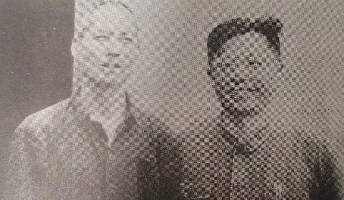 全国劳模耿长锁与著名作家曹禺在饶阳县五公村合影。
耿长锁因1943年组织全国第一