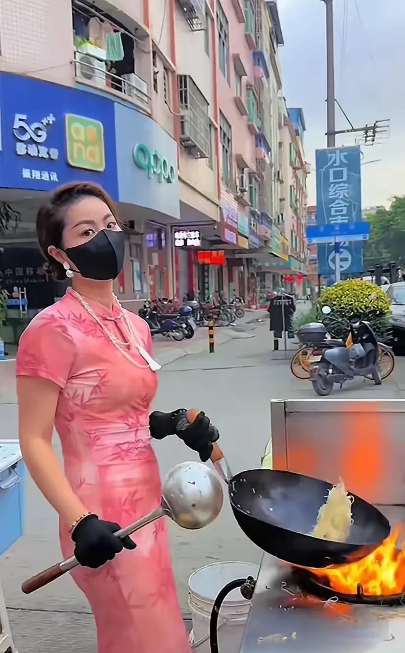 炒粉姐换上旗袍炒粉，意在卷土重来，东山再起！
甜嘟爸爸想说，忠言逆耳利于行，我真