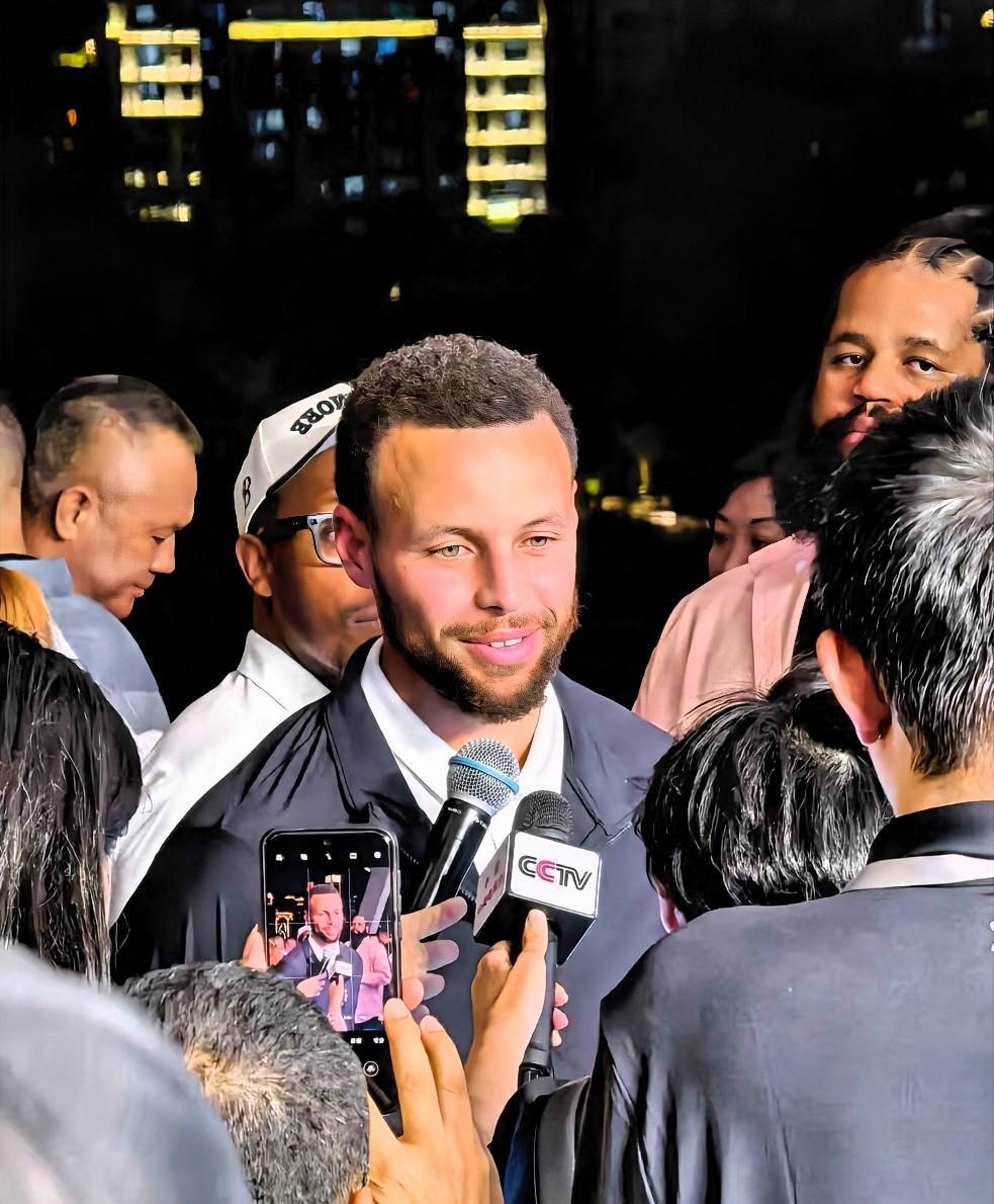 库里真有排面啊！
近日NBA趁机巨星开启中国行，第一站来到了重庆这座热情的城市，