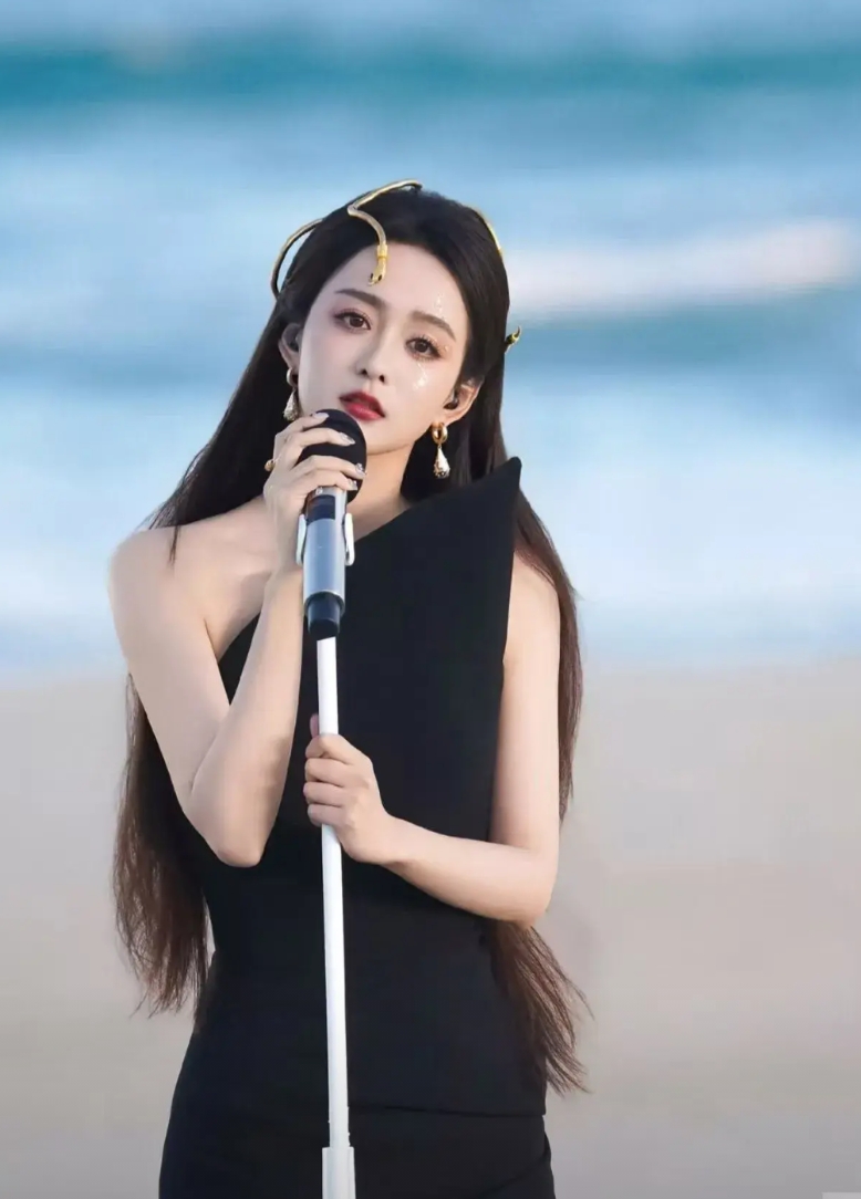 房琪你惹谁不好，偏偏蛐蛐何泓姗，她可是《如懿传》里的白蕊姬，

能让她出来营业的